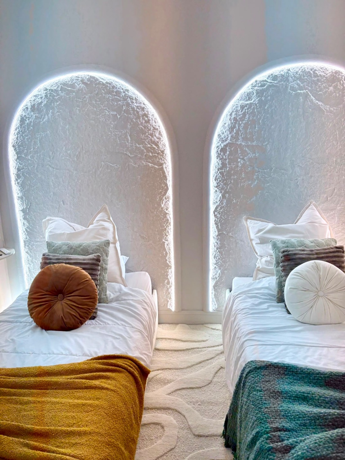 Chambre avec têtes de lit arrondies