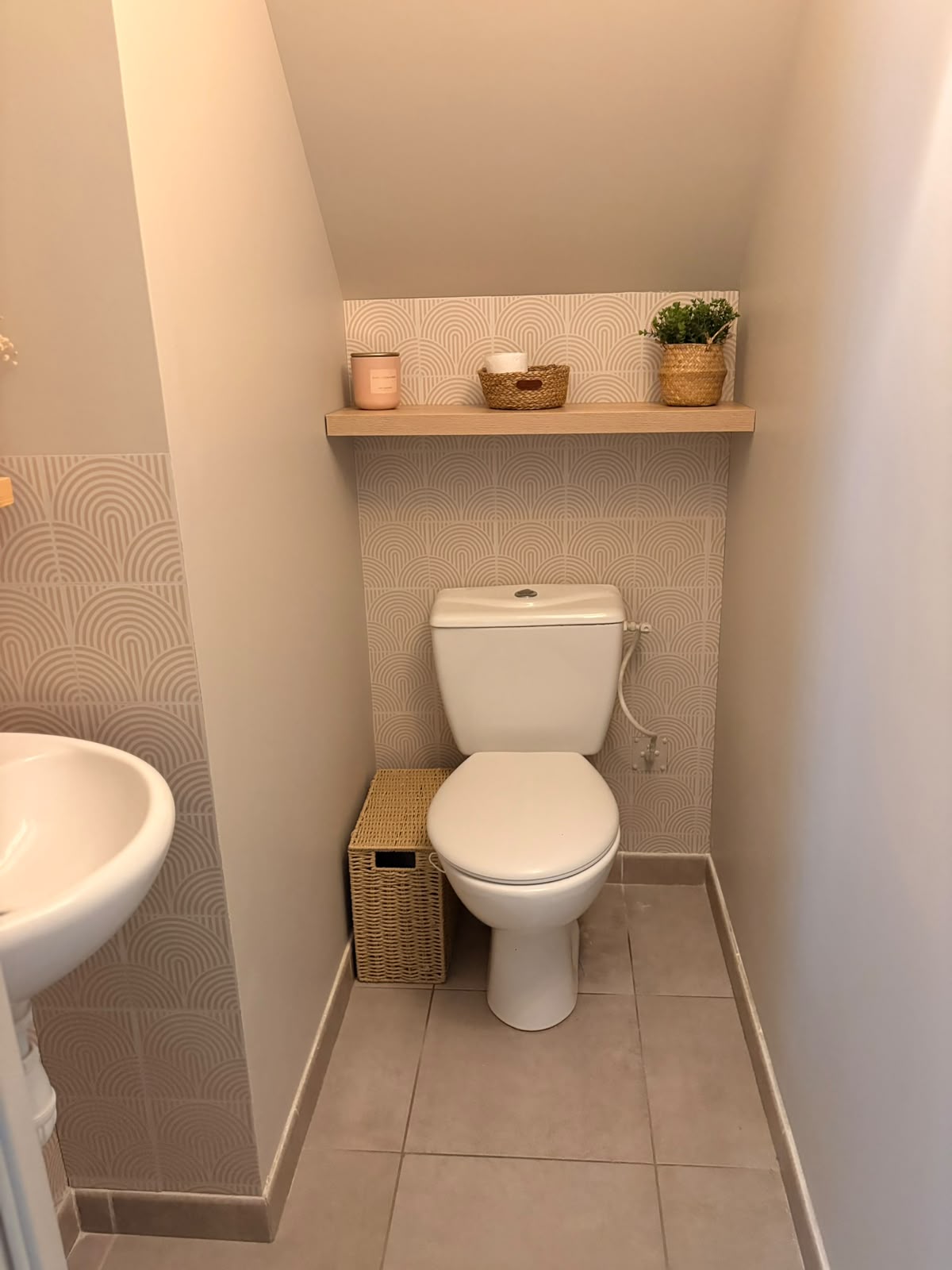 Toilettes sous pente