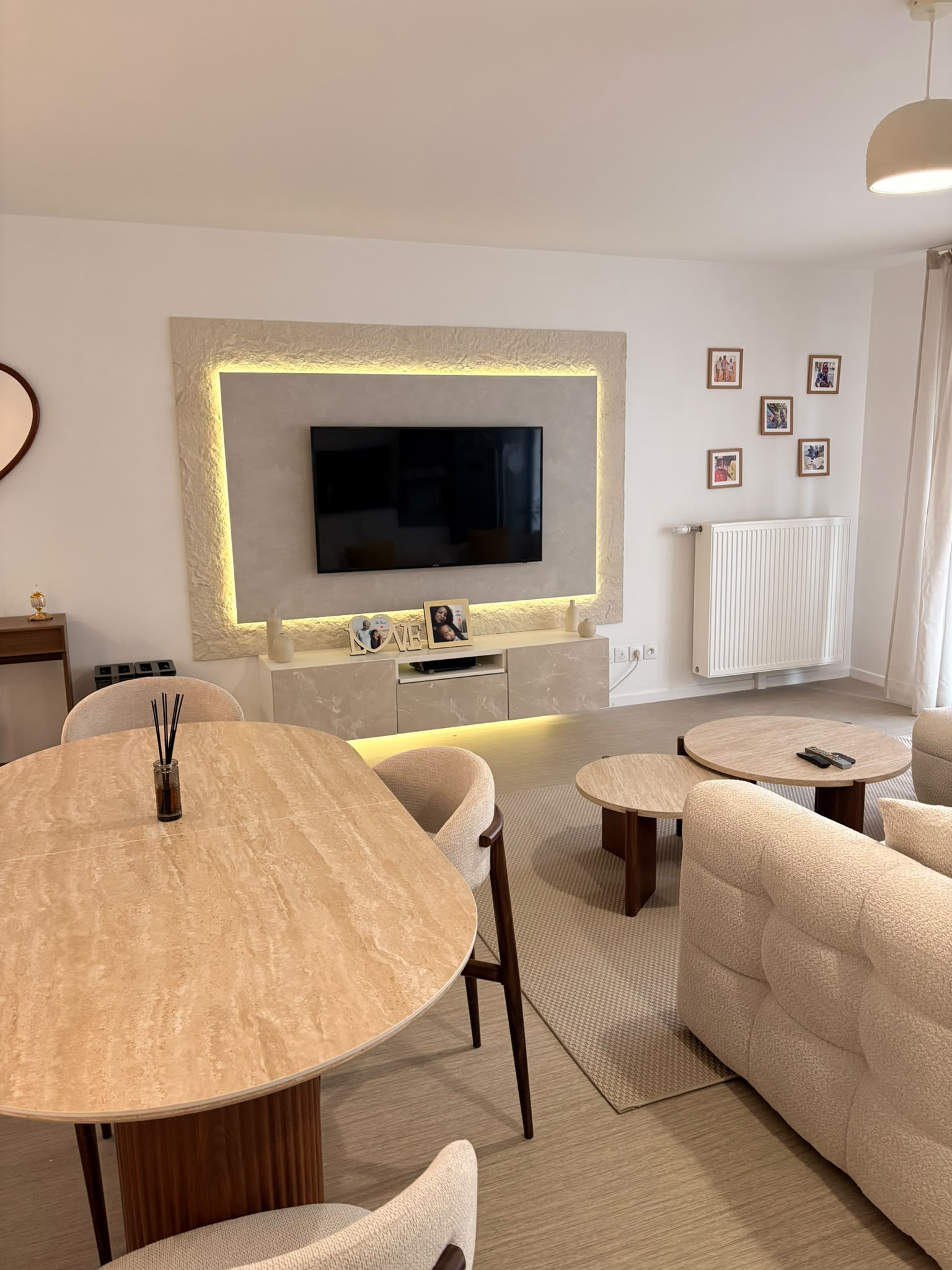 Salon et séjour, mur TV lumineux